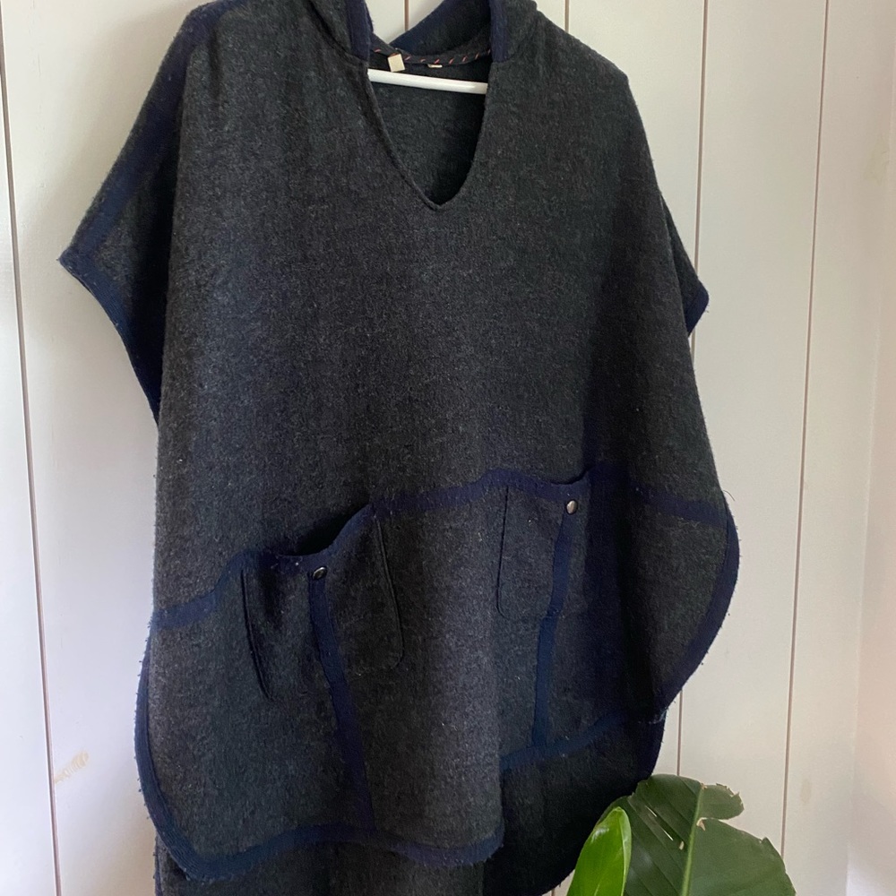 Anthropologie Moth 100% Wool Gray Poncho size M/L